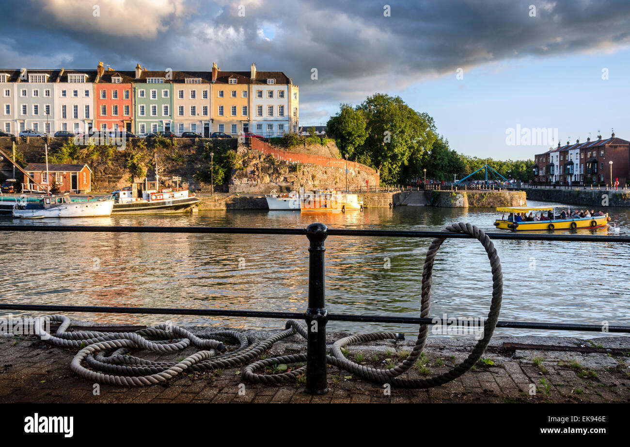 Il grazioso terrazze Georgiane di Redcliffe Parade, arroccato su una rupe sopra il wharf guardando attraverso presso la Bristol Harbourside. Foto Stock
