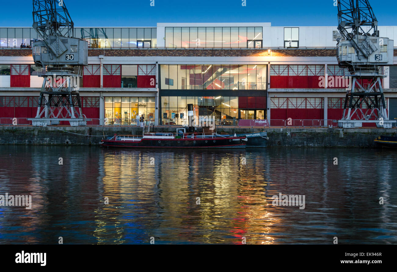 Museo MShed su di Bristol Harbourside, la gru elettriche, rimorchiatore e magazzini che alludono a Bristol è passato storico. Foto Stock