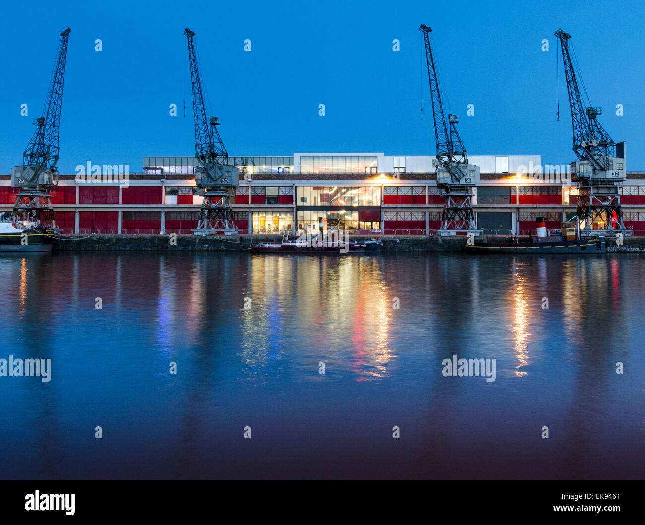 Museo MShed su di Bristol Harbourside, la gru elettriche e i vecchi magazzini che alludono a Bristol è passato storico. . Foto Stock