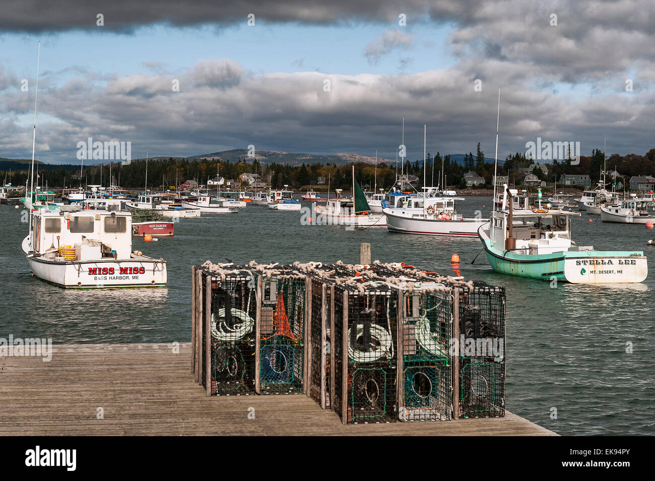 Barche a base di aragosta e trappole a Bass Harbor, Maine, Stati Uniti d'America Foto Stock