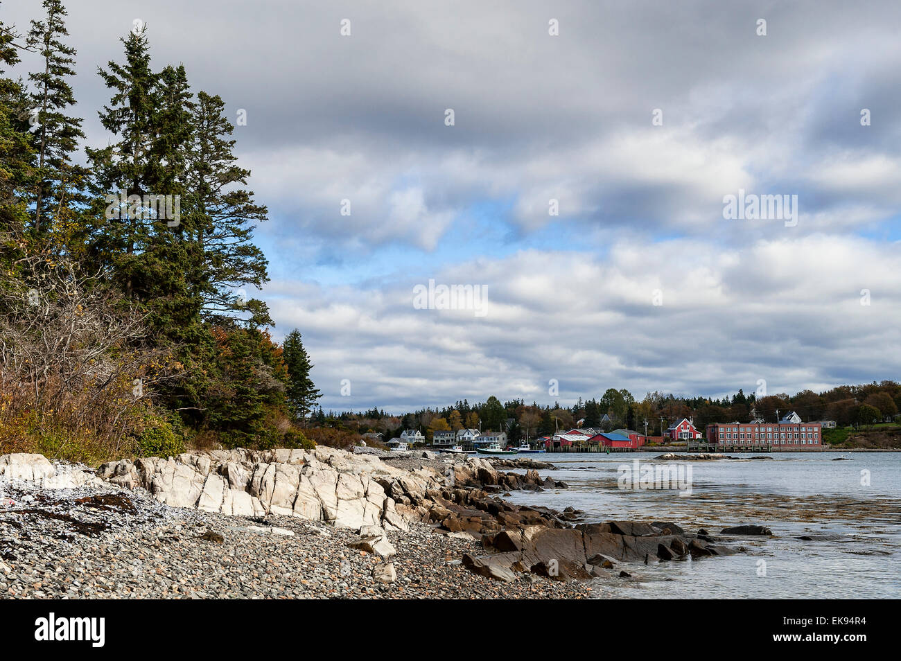 Spiaggia rocciosa e affacciato sul porto basso, Maine, Stati Uniti d'America Foto Stock