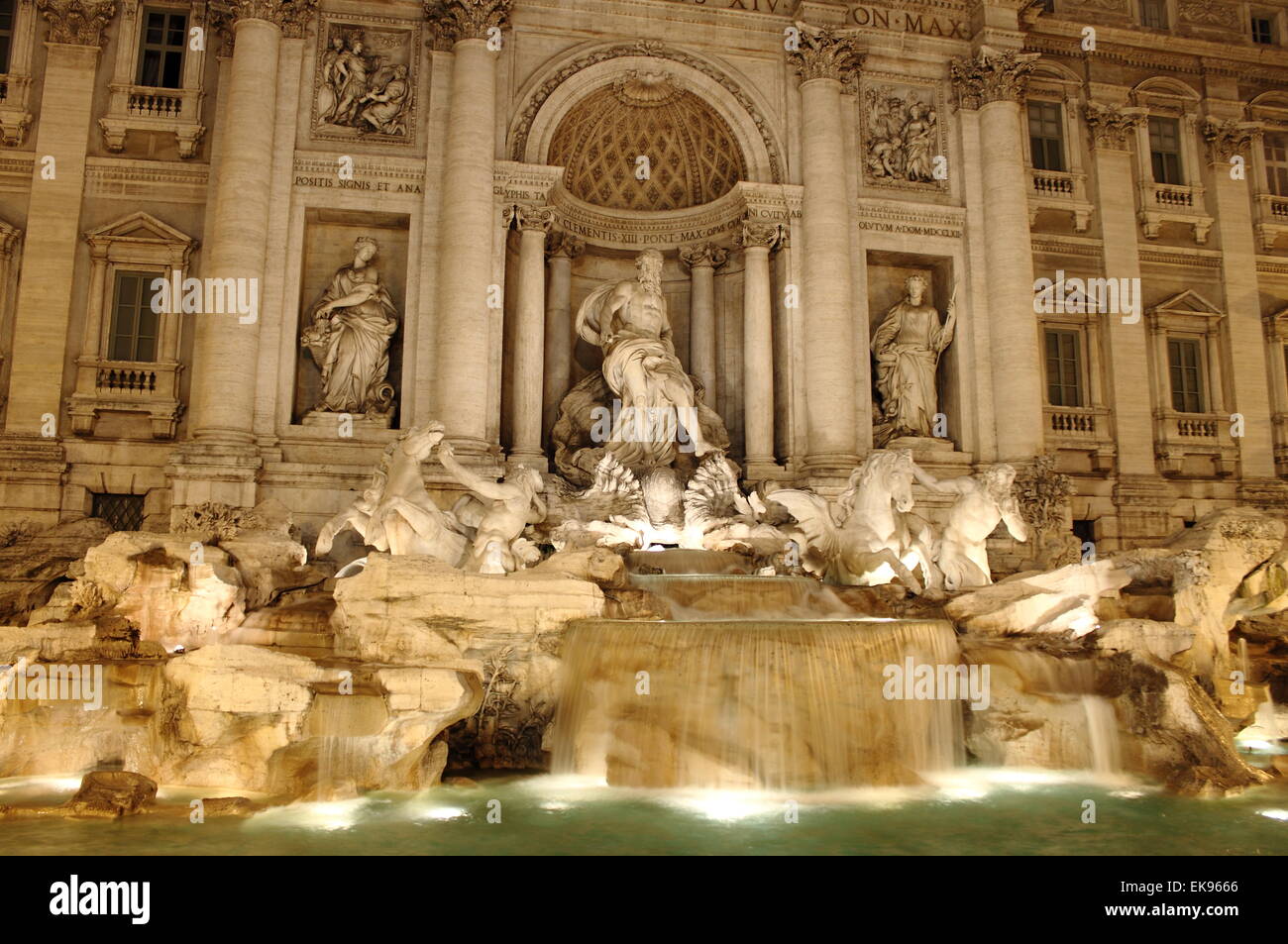 Vista panoramica della Fontana di Trevi di notte in Roma, Italia Foto Stock