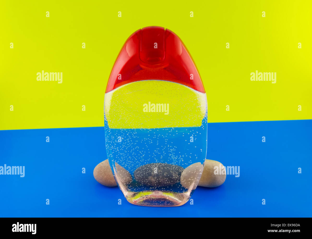 Contenitore per cosmetici e pietre su uno sfondo colorato Foto Stock