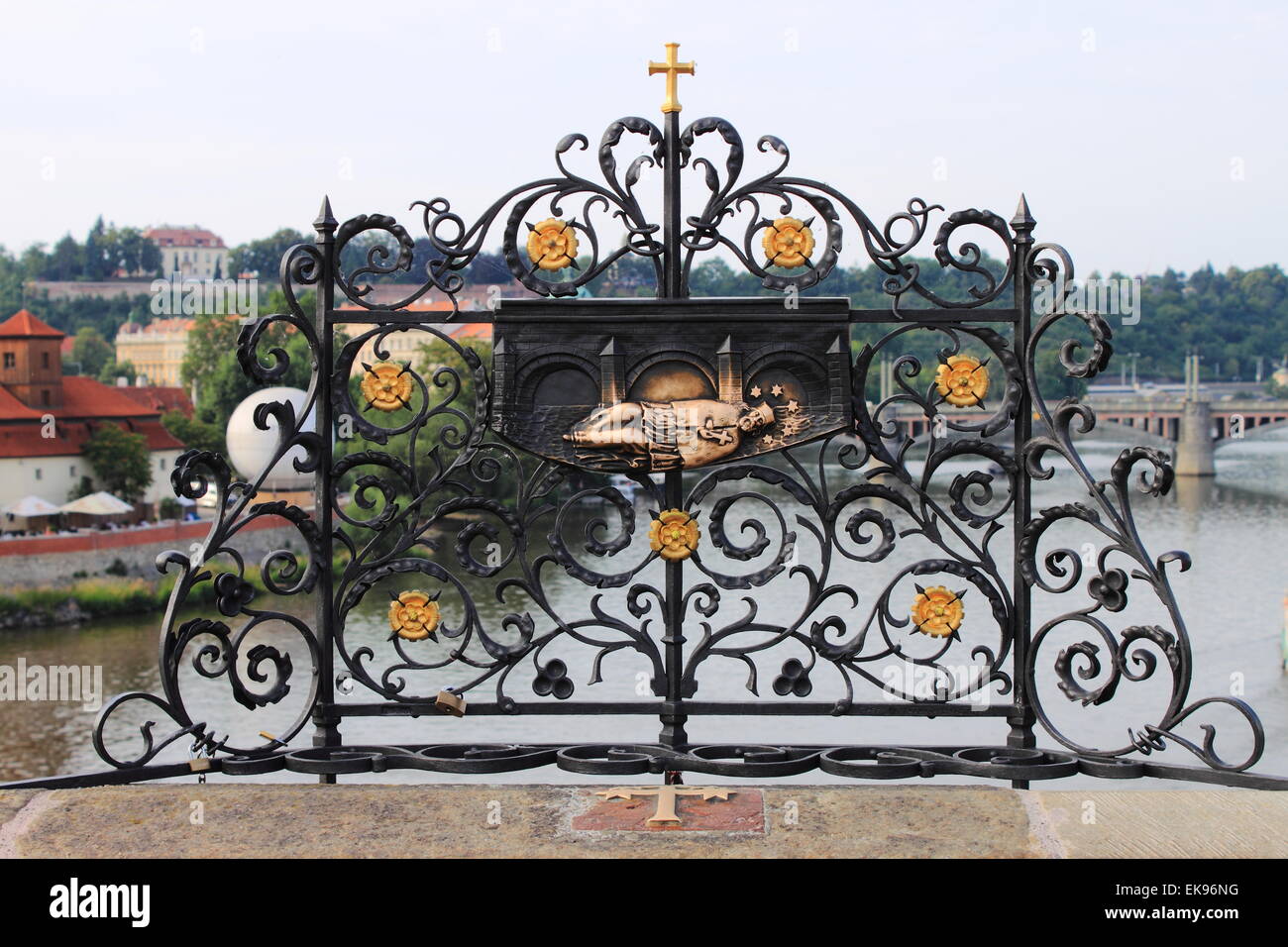 Ferro forgiato la griglia con San Giovanni Nepomuceno carving in Charles Bridge di Praga. Repubblica ceca Foto Stock