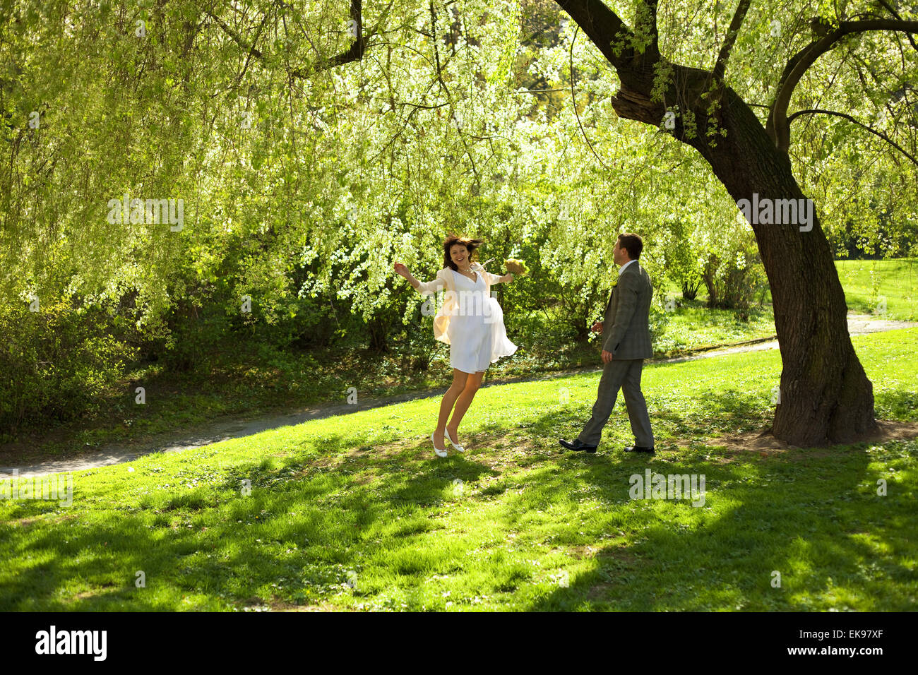 Appena sposati in piedi sotto la struttura di Greenwood Foto Stock