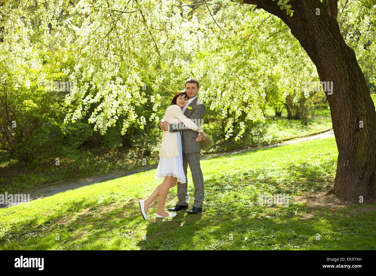 Appena sposati in piedi sotto la struttura di Greenwood Foto Stock