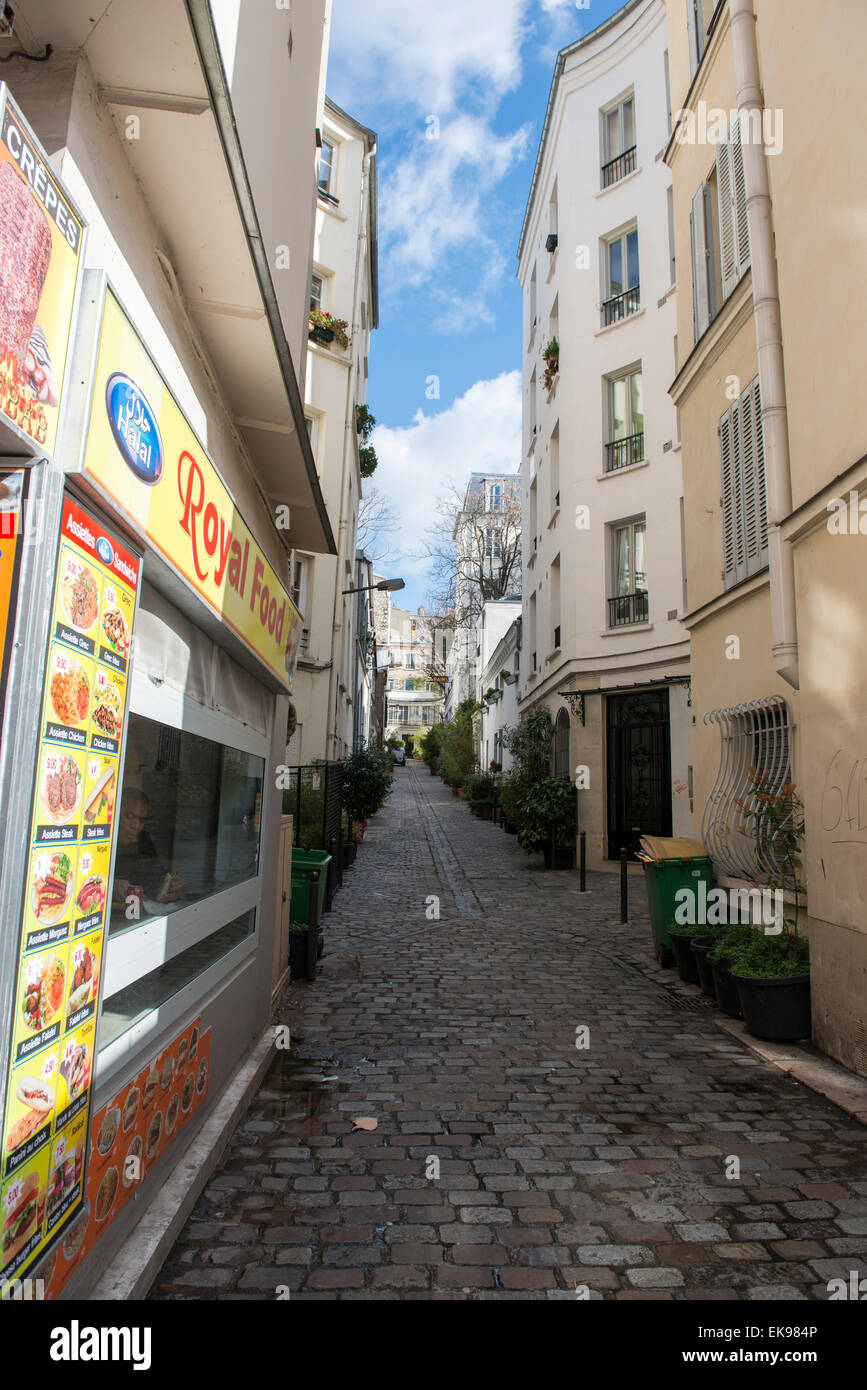 Vista su una strada di Montmartre, Parigi Francia UE Foto Stock
