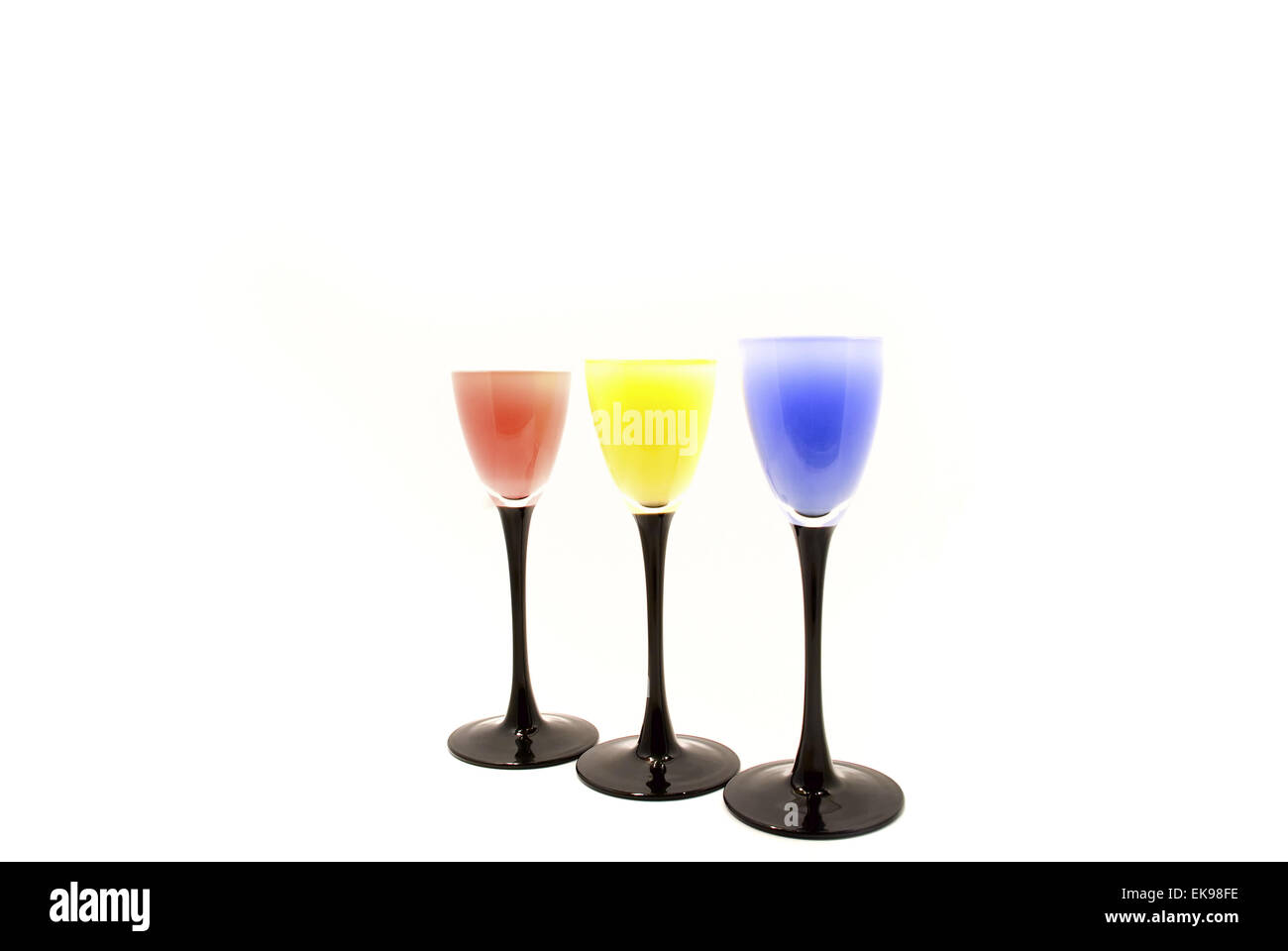 Occhiali con diverse bevande colorate isolato su bianco Foto Stock