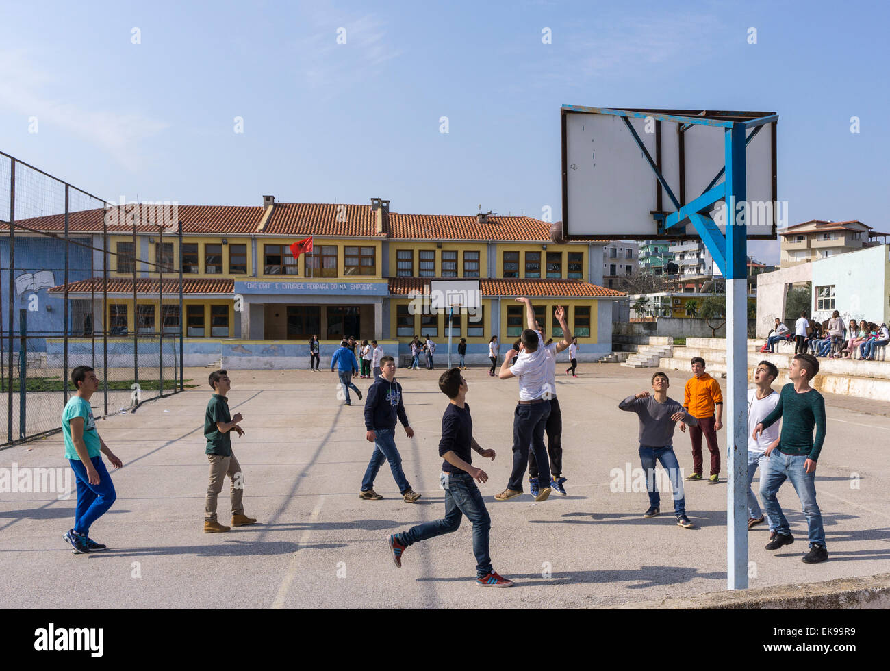 I bambini giocare a basket in una scuola di Ksamil nell'Albania meridionale  Foto stock - Alamy