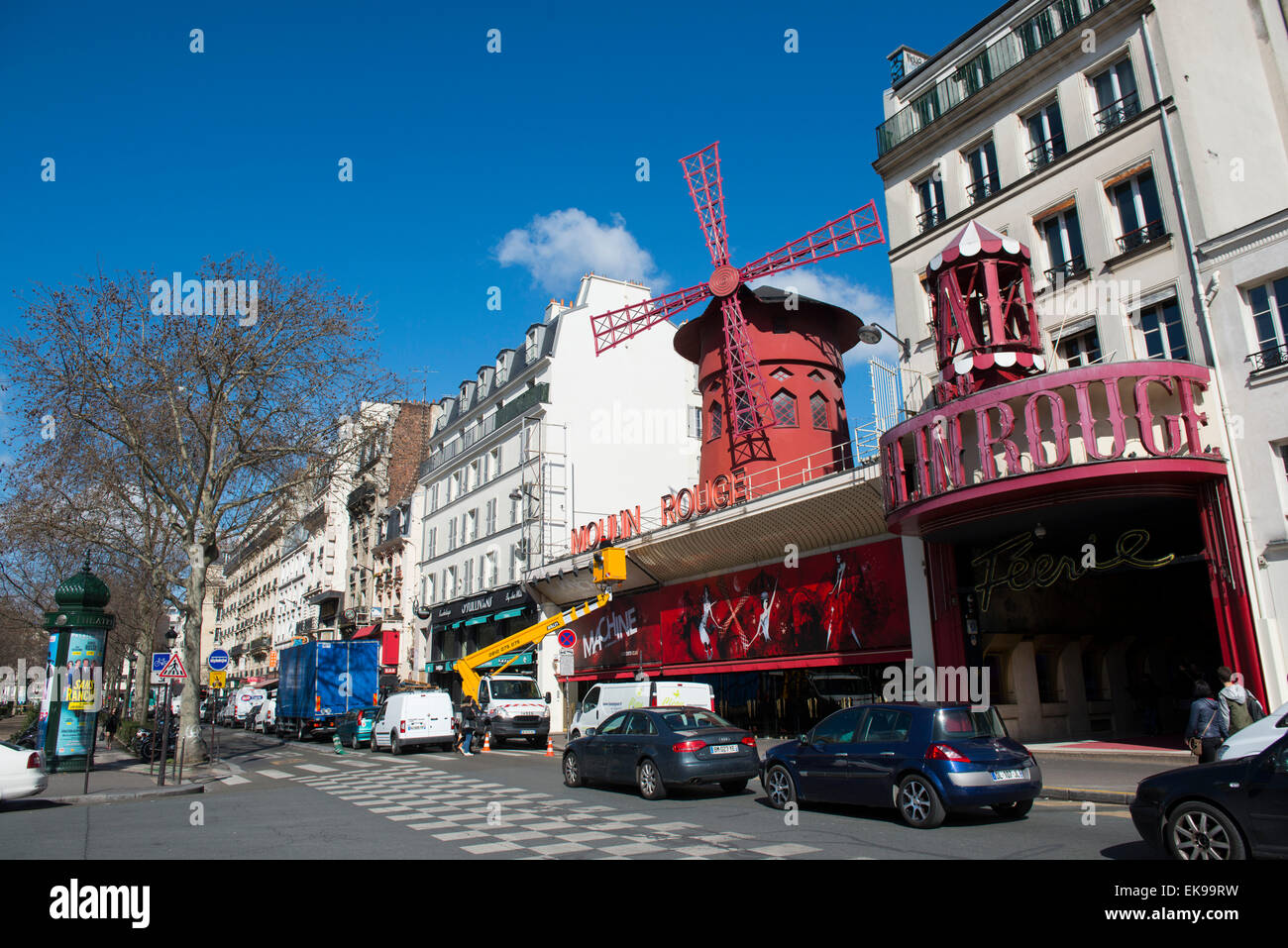 Moulin Rouge sul Boulevard de Clichy in Montmartre, Parigi Francia UE Foto Stock