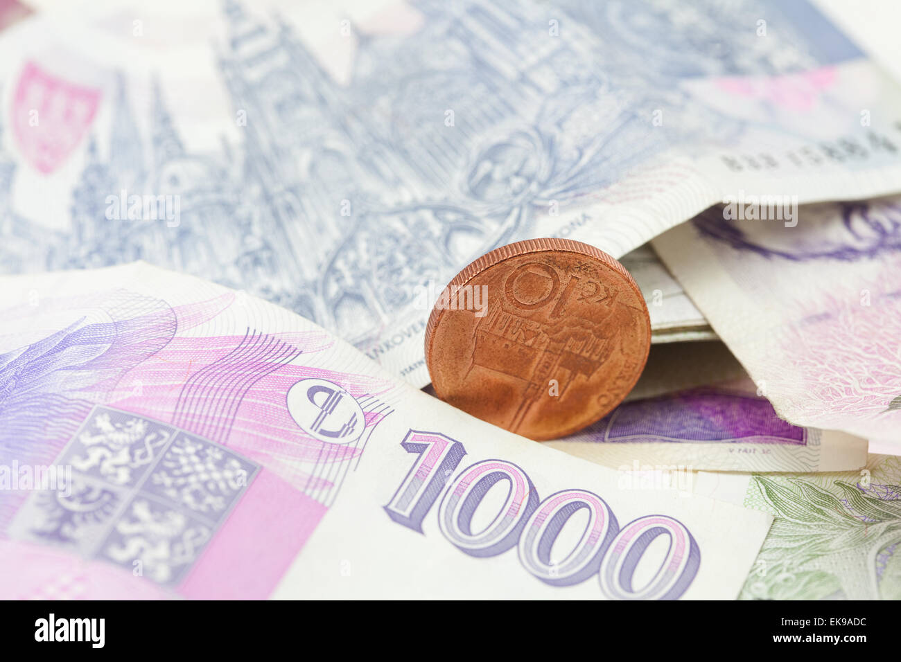 Pila di banconote e monete Foto Stock