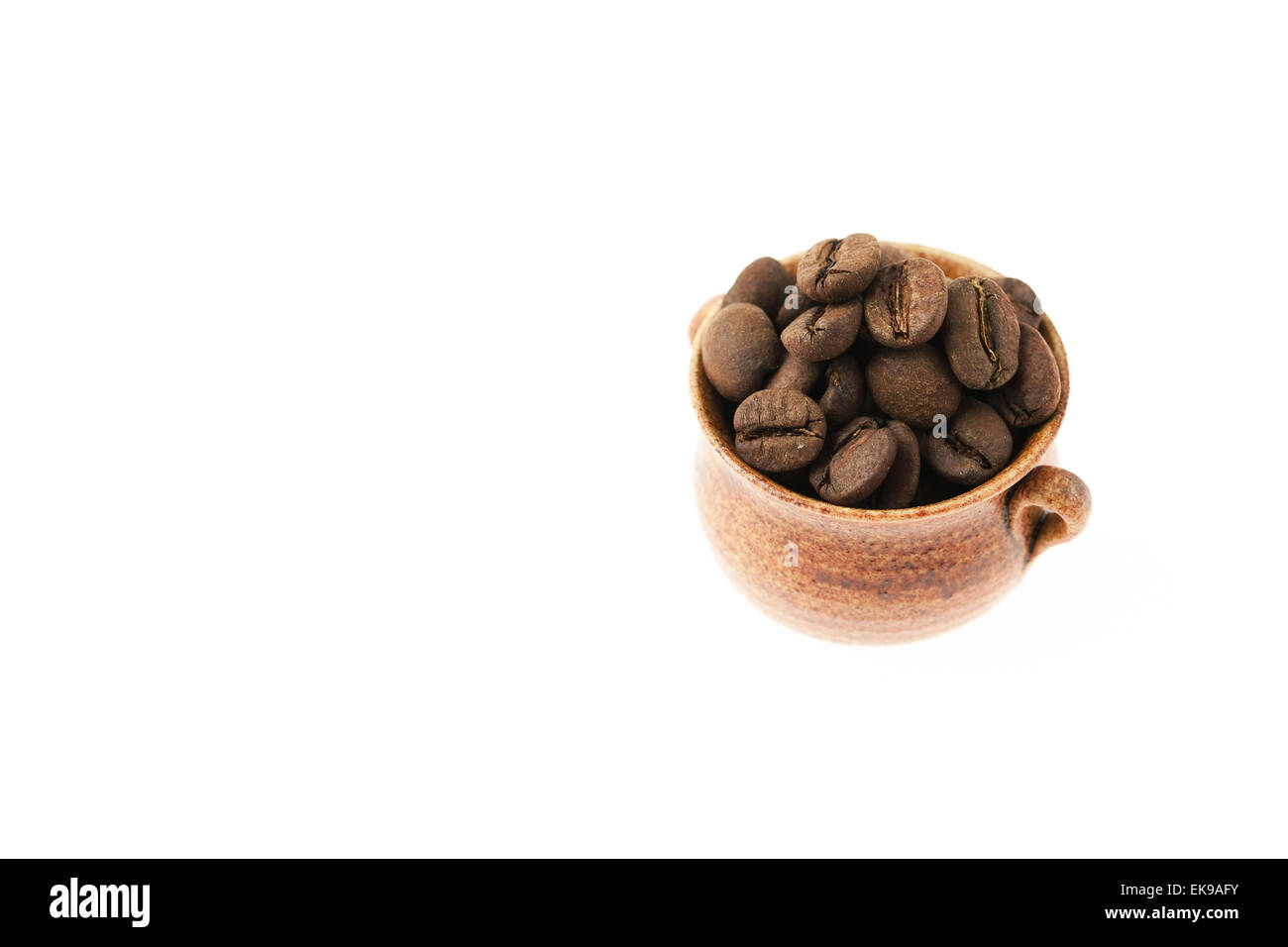 Un piccolo vaso di chicchi di caffè isolato su bianco Foto Stock