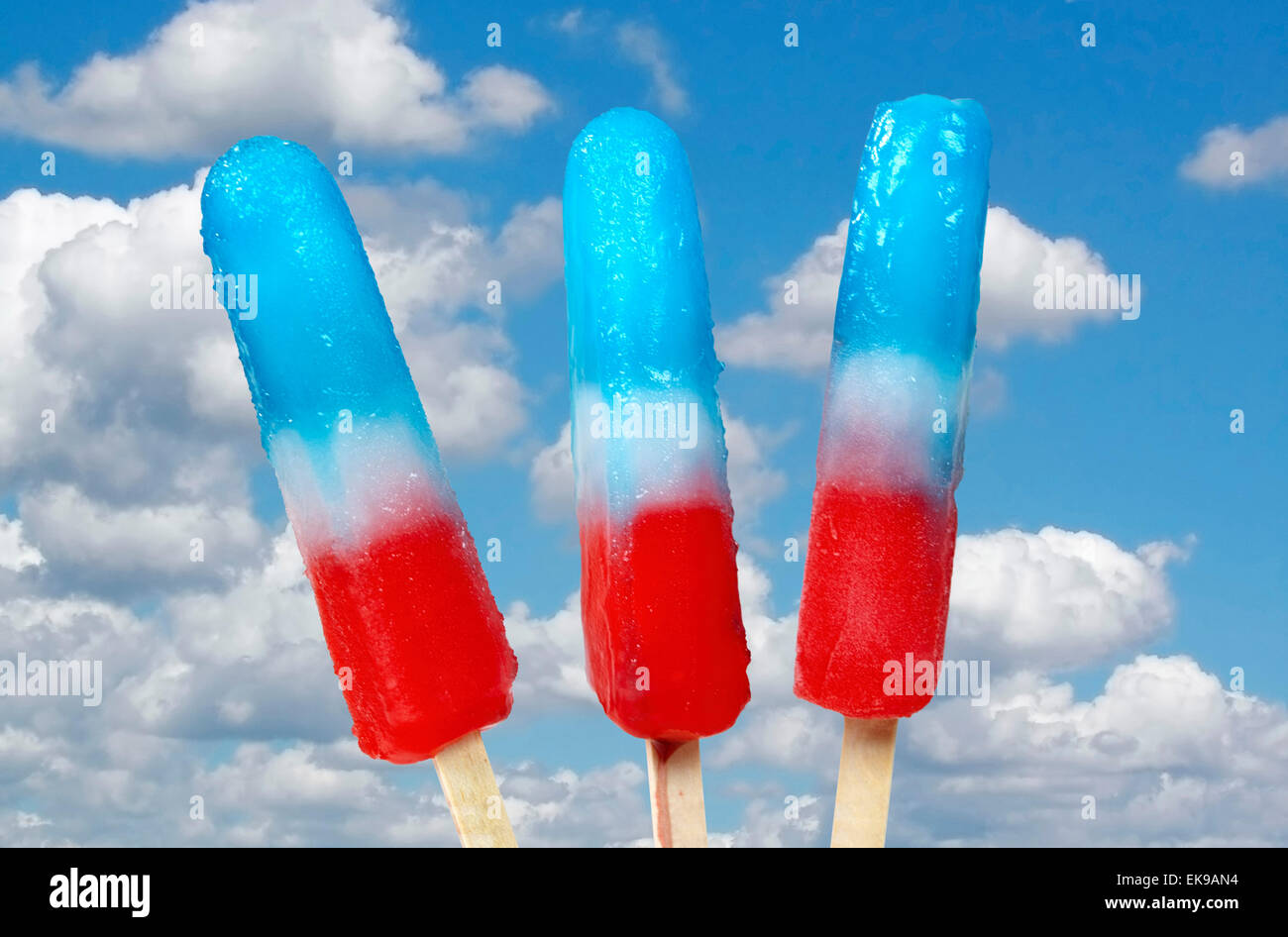 Rosso, bianco e blu popsicles con cielo blu sullo sfondo. Foto Stock
