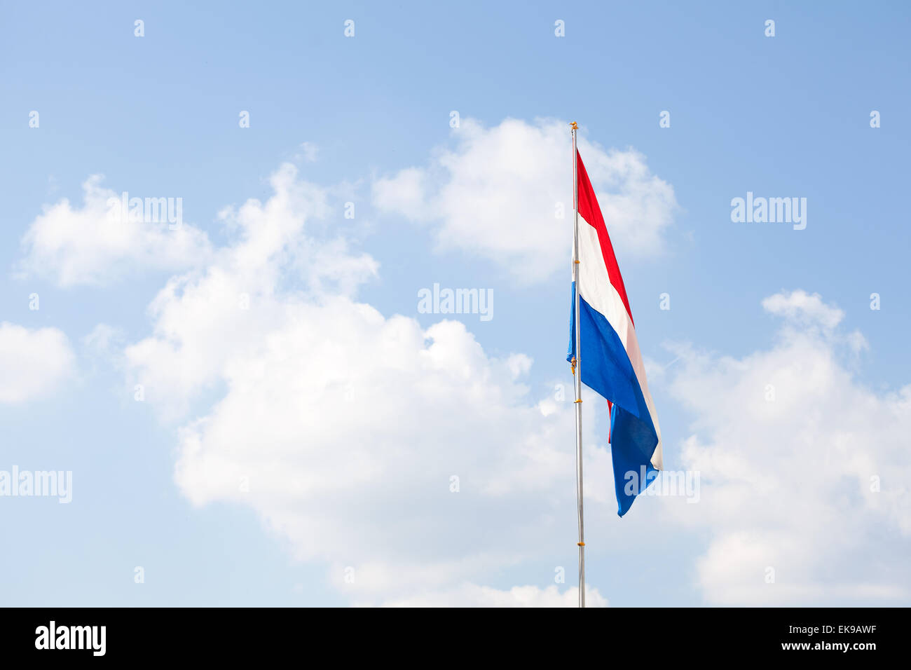 Bandiera olandese contro il cielo blu Foto Stock