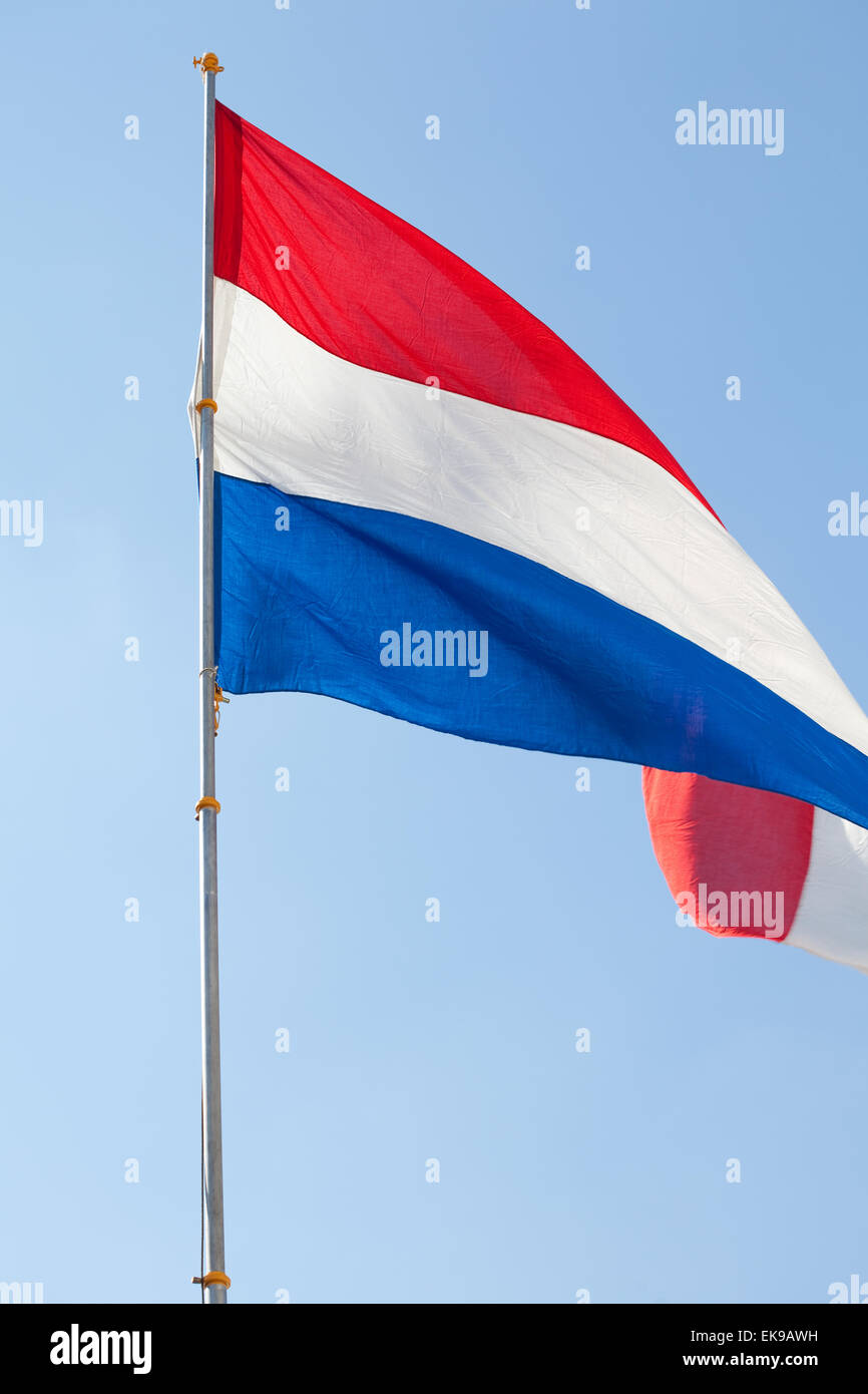 Bandiera olandese contro il cielo blu Foto Stock