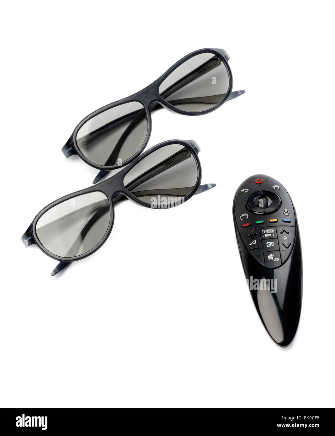 Due paia di occhiali 3D e TV con telecomando. Isolare il bianco Foto stock  - Alamy