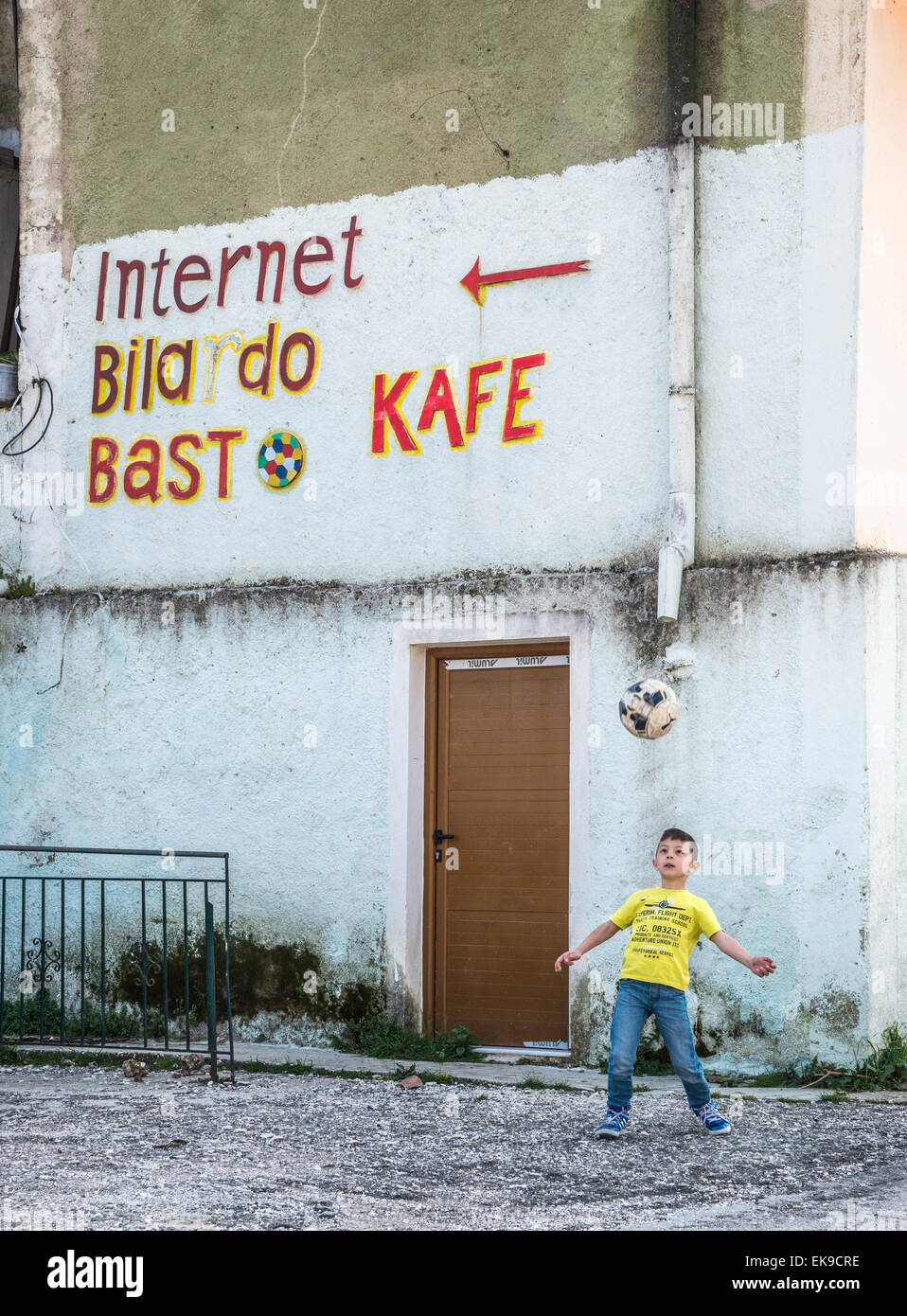 I bambini che giocano nel villaggio di Vrine, nell'Albania meridionale. Foto Stock