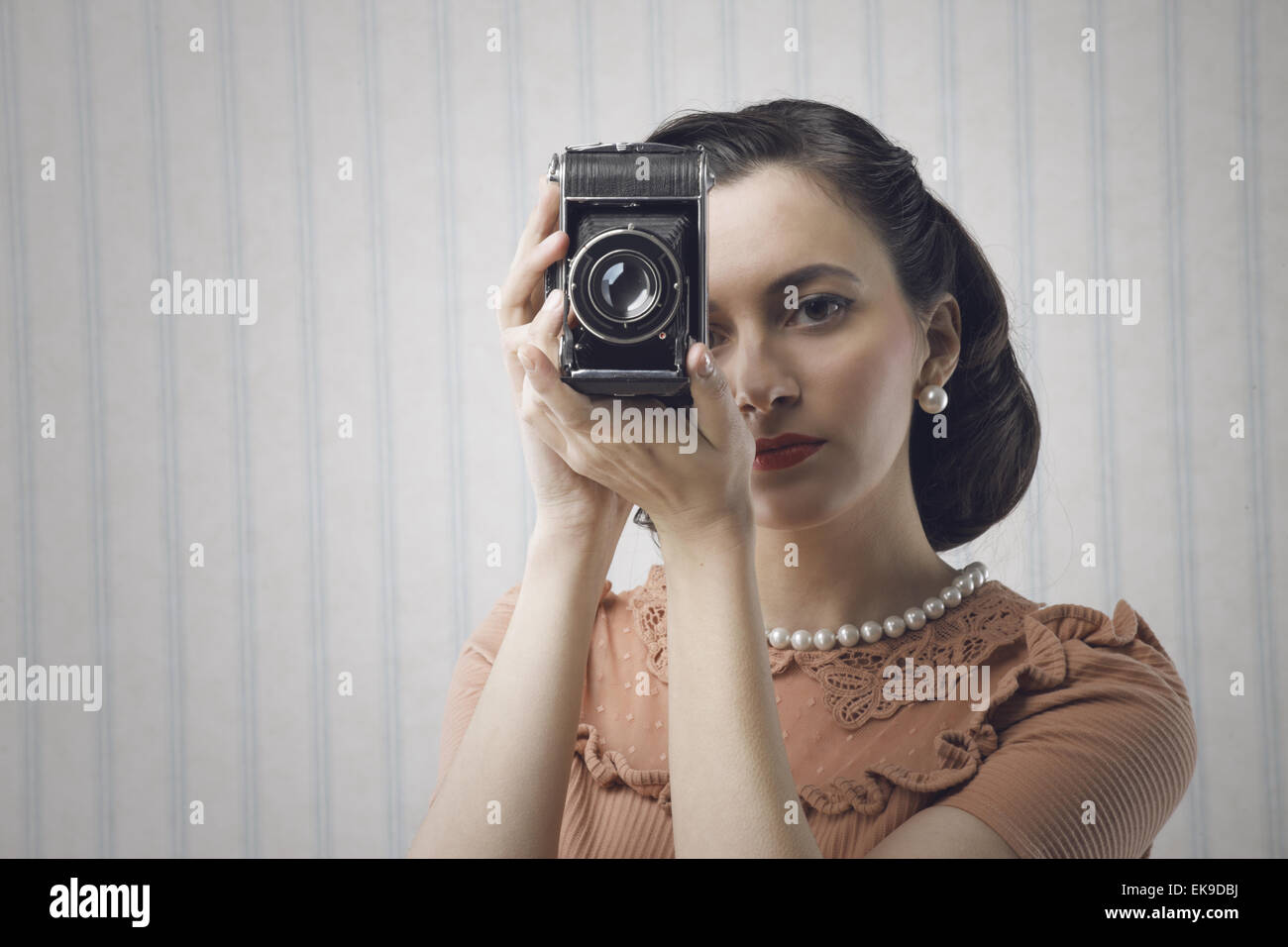 Bella giovane donna con una vecchia macchina fotografica Foto Stock