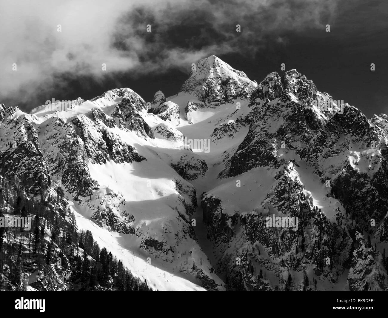 Massiccio della cima d'asta nella stagione invernale. Bianco nero paesaggio di montagna. Trentino. Italia. Europa. Foto Stock