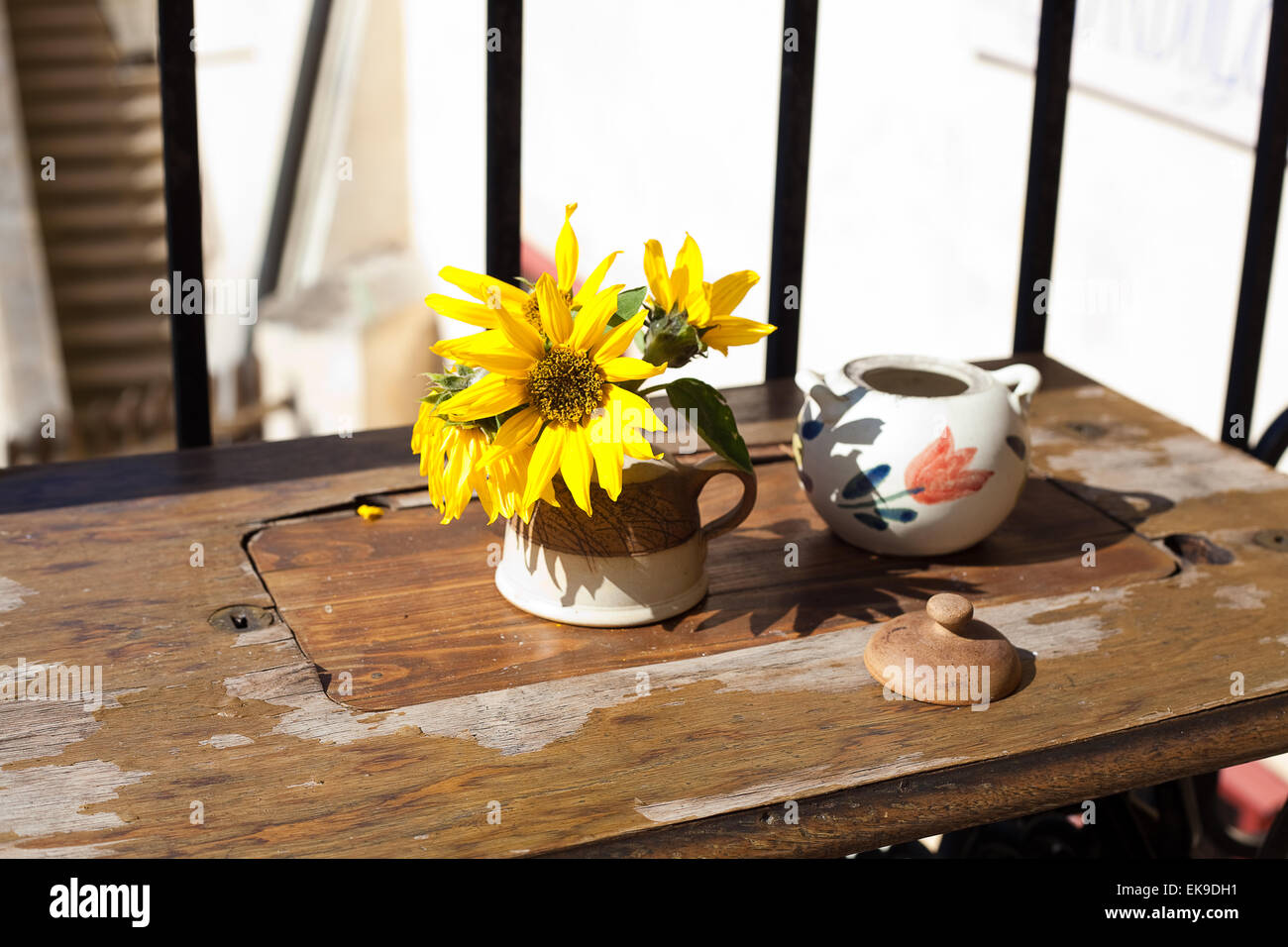 Natura morta di fiori e di pentola in un cafe Foto Stock