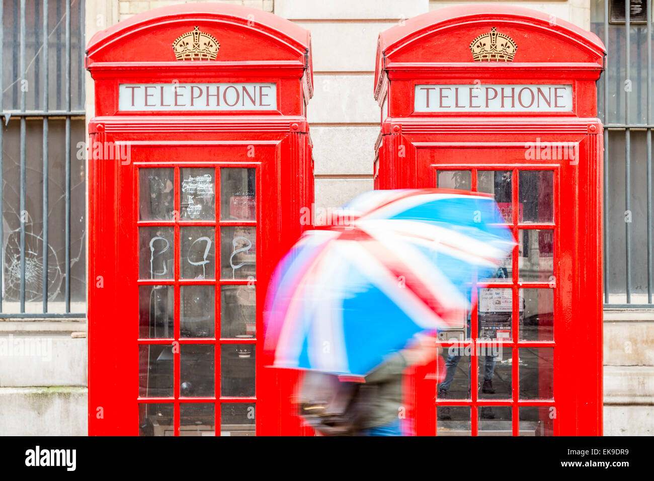 Regno Unito, London, Mayfair, pedonale con una Unione Jack ombrello  guardando un annuncio di Louis Vuitton con Foto stock - Alamy