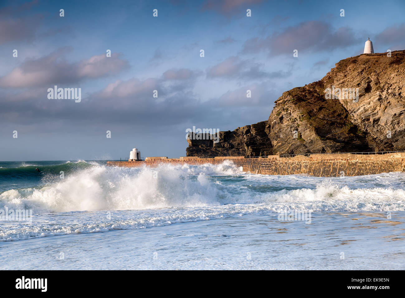 Onde e surf a Portreath porto sulla costa della Cornovaglia, la struttura sul molo è noto come la capanna di scimmia e uno o Foto Stock