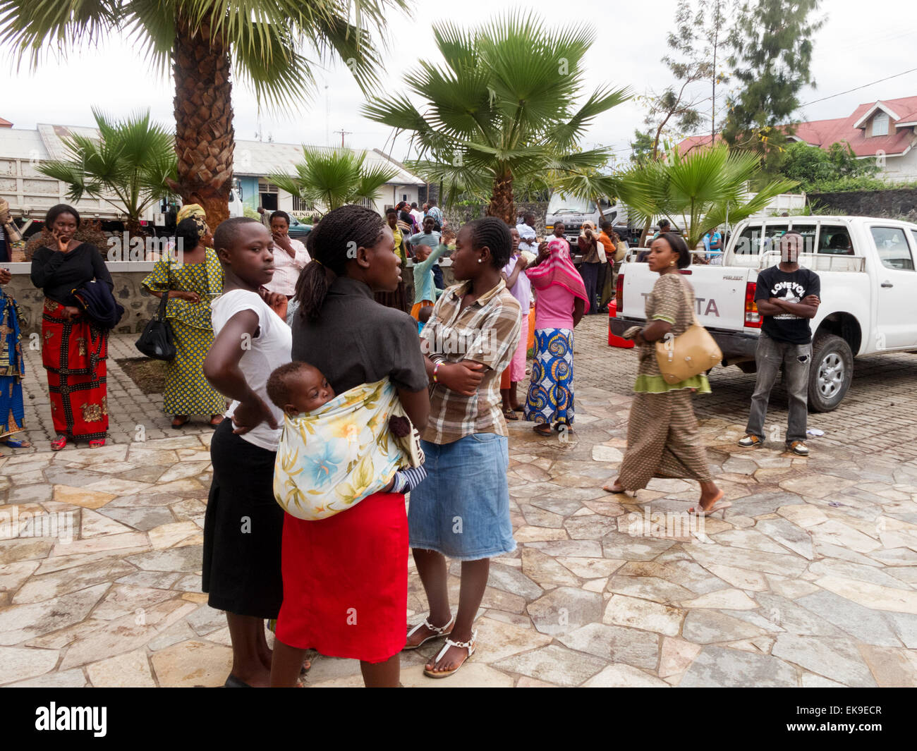 Le donne congolesi con bambini all'aperto, Goma, Provincia del Nord Kivu, nella Repubblica democratica del Congo ( RDC ), Africa Foto Stock