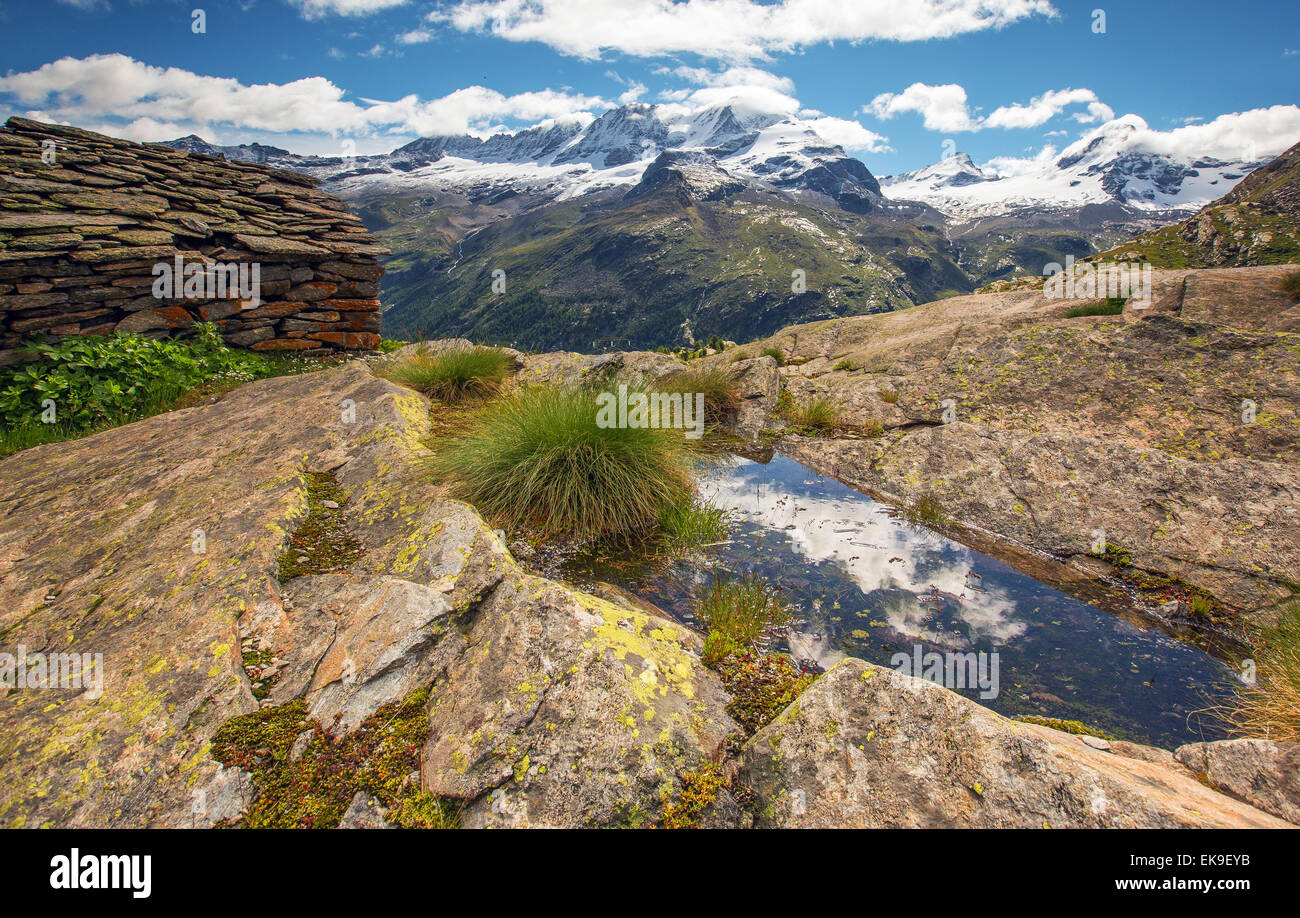 Landscpe alpino, rocce e pietre antiche alm. Il Parco Nazionale del Gran Paradiso. La Valle d'Aosta. Foto Stock