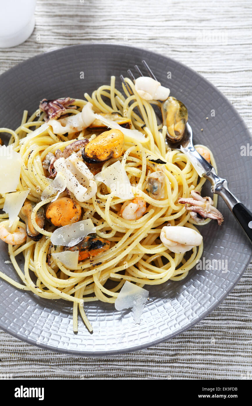 Spaghetti con frutti di mare su una piastra, cibo Foto Stock