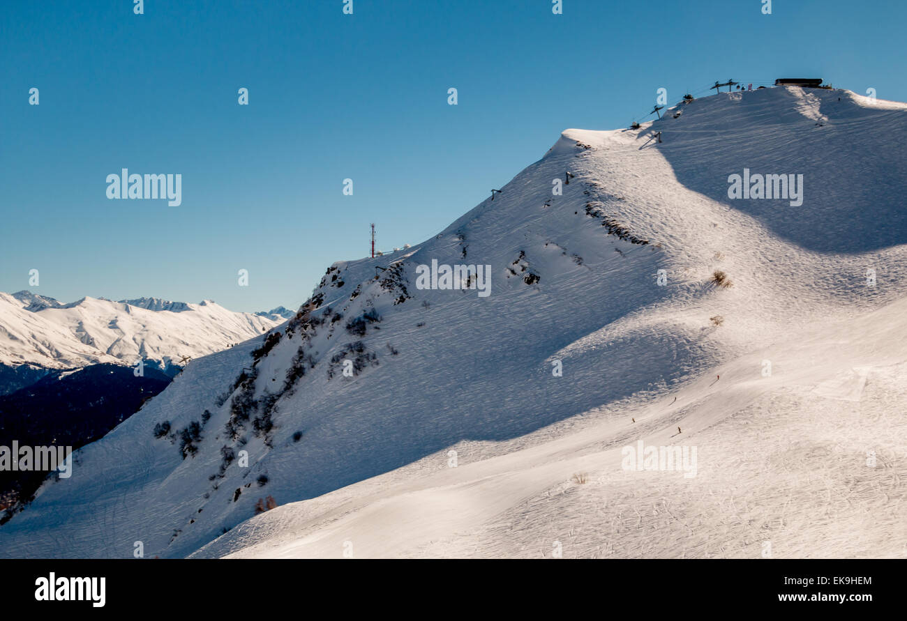 Pista da sci su una luminosa giornata di sole Foto Stock