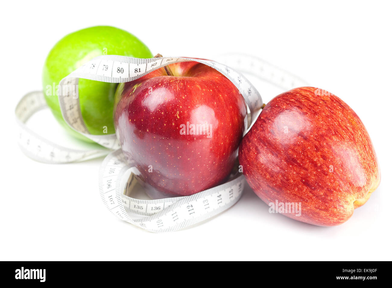 Apple e il metro a nastro isolato su bianco Foto Stock