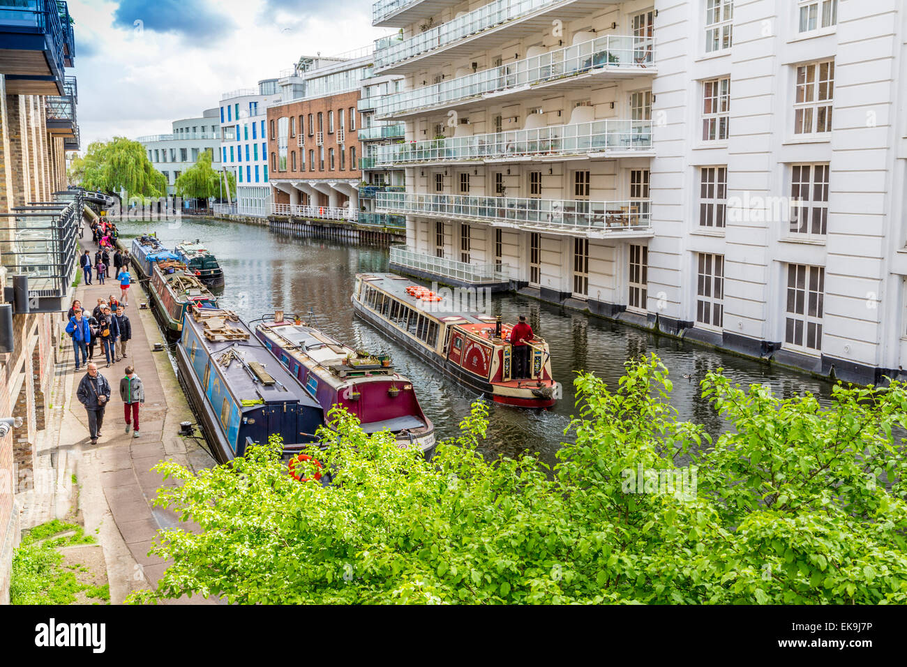 Una vista in elevazione del Regent's Canal, Camden Lock Londra Inghilterra REGNO UNITO Foto Stock
