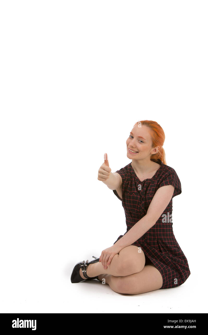 Donna sorridente dando un pollice in alto gesto Foto Stock
