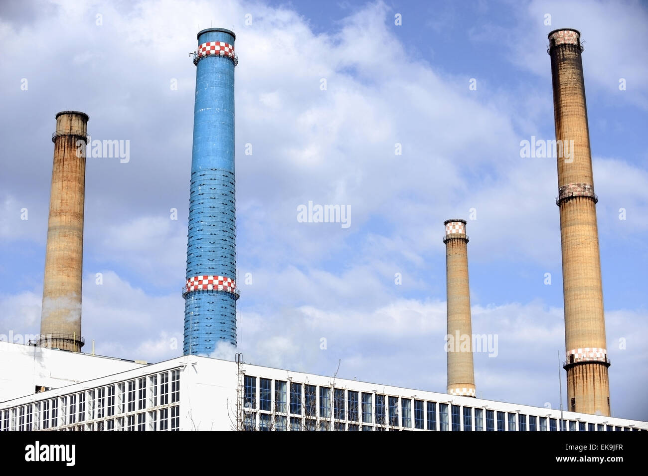 Ripresa industriale con quattro torri di fumo di una centrale termica Foto Stock