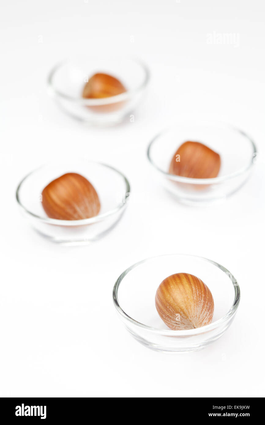 Dadi in miniatura ciotole in vetro isolato su bianco Foto Stock
