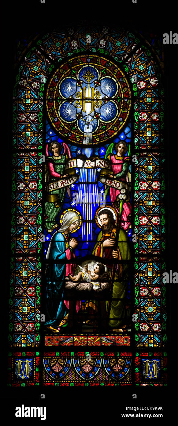 Vetrata raffigurante scena di Natale, il Gesù bambino con Maria e Giuseppe Foto Stock