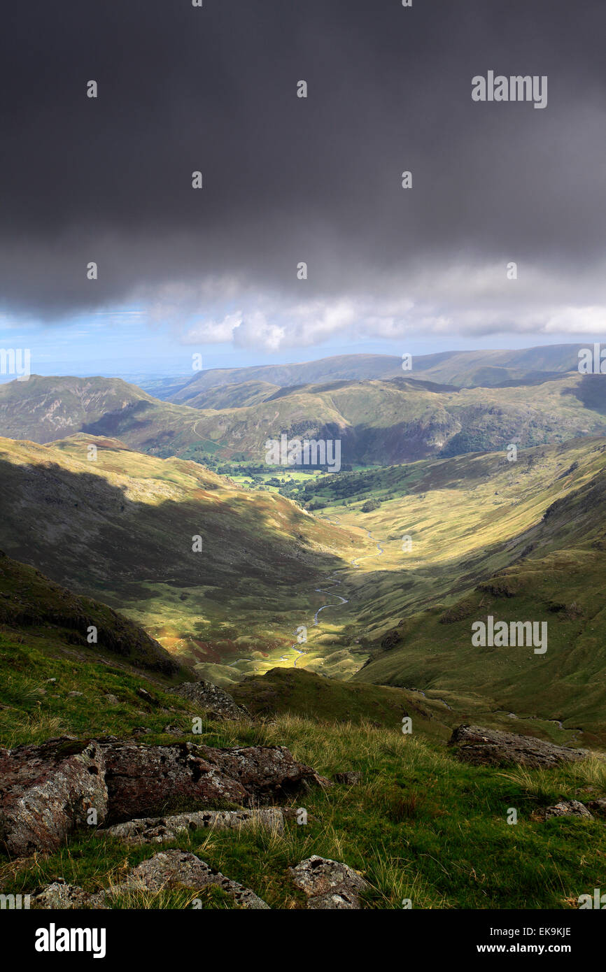 Panorama sulla valle del Dovedale, dalla cresta del Vertice di Hart Crag cadde, Fairfield Horseshoe fells, Lake District Foto Stock