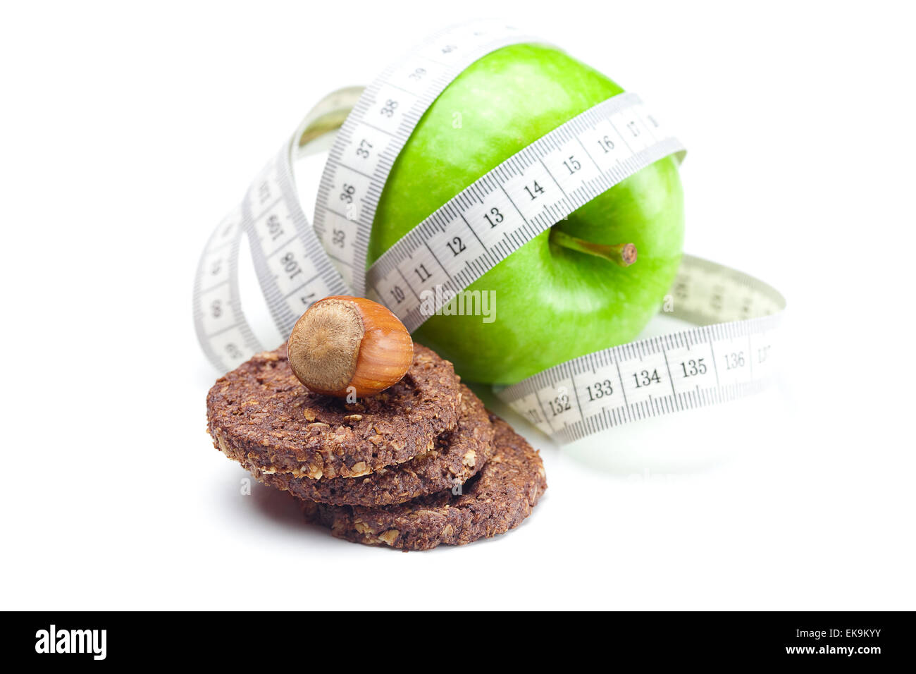 Apple, dadi, cookie e nastro di misura isolati su bianco Foto Stock