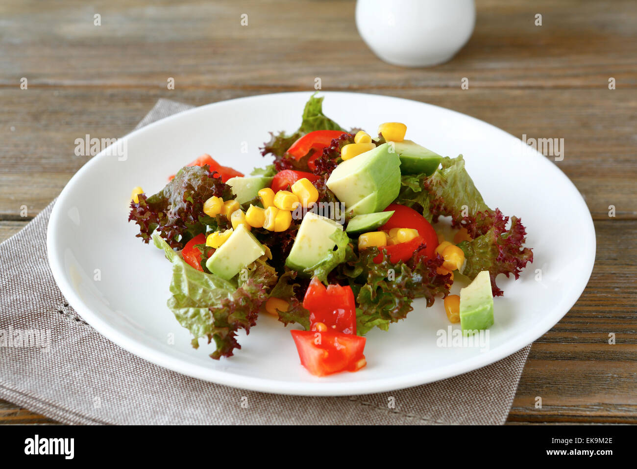 Con insalata di avocado, i pomodori e il mais su una piastra, Cibo prelibato Foto Stock
