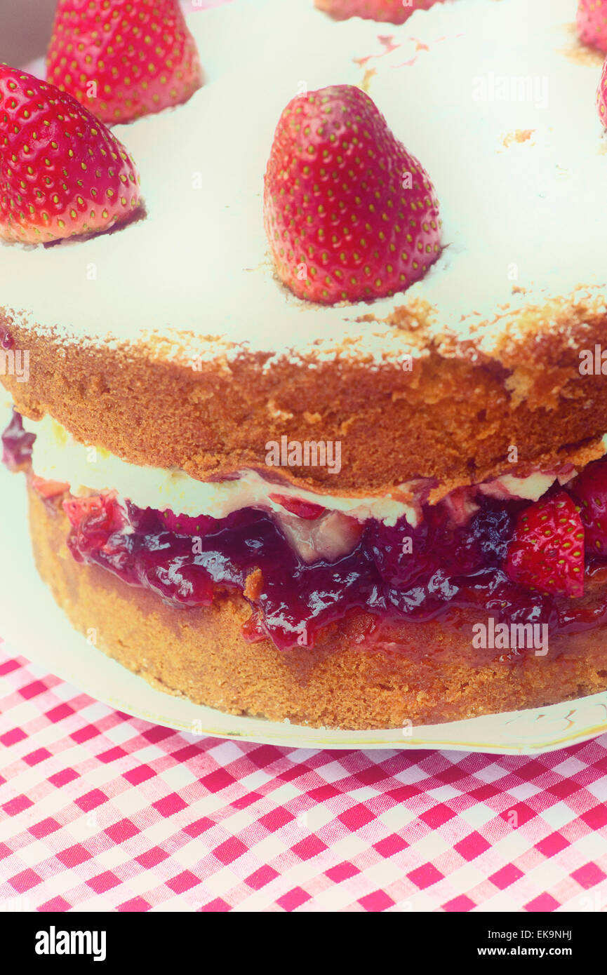 Victoria sponge cake crema con fragole fresche e marmellata. Applica filtro vintage Foto Stock