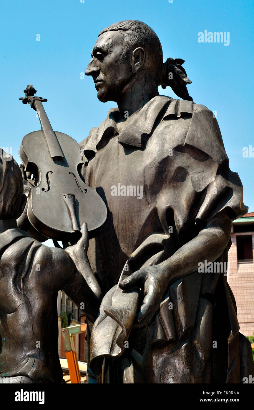 L'Italia, Lombardia, Cremona, Piazza Stradivari piazza Antonio Stradivari Liutaio monumento di Floriano Bodini Foto Stock