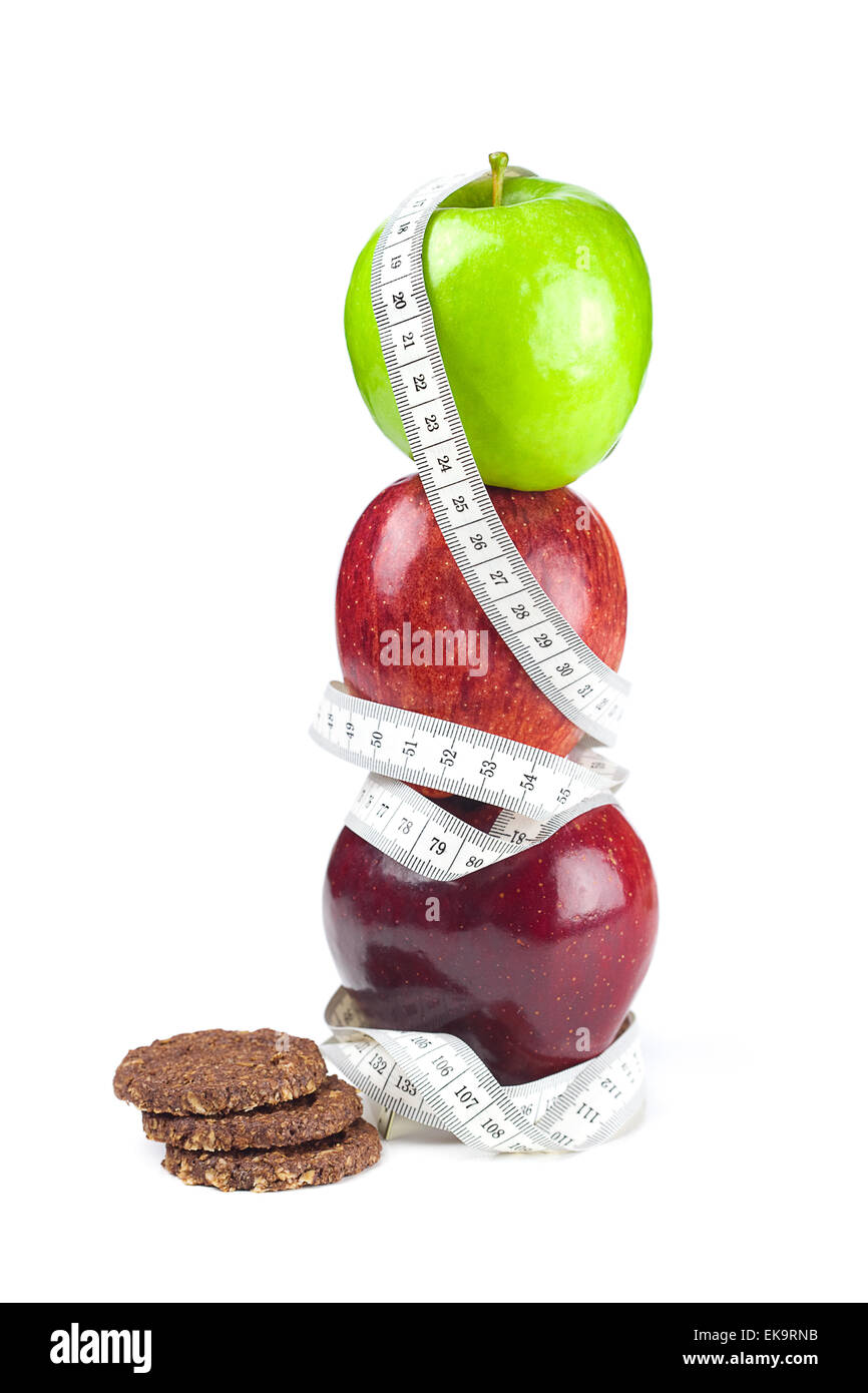 Apple, cookie e nastro di misura isolati su bianco Foto Stock