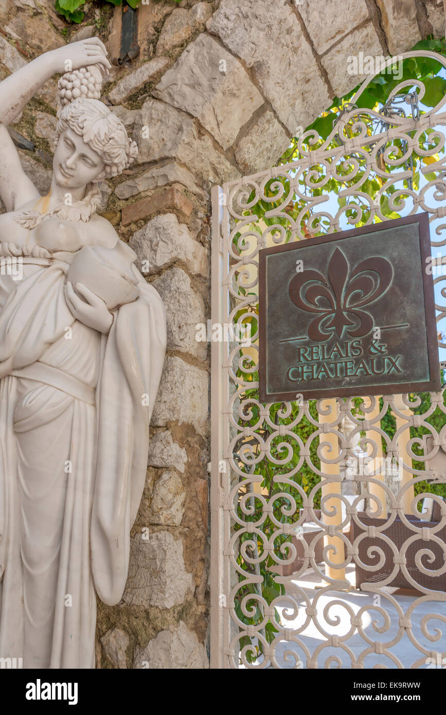 Il cancello in giardini di Chevre d'Or hotel a Eze, Francia con una statua e i Relais & Chateaux segno Foto Stock