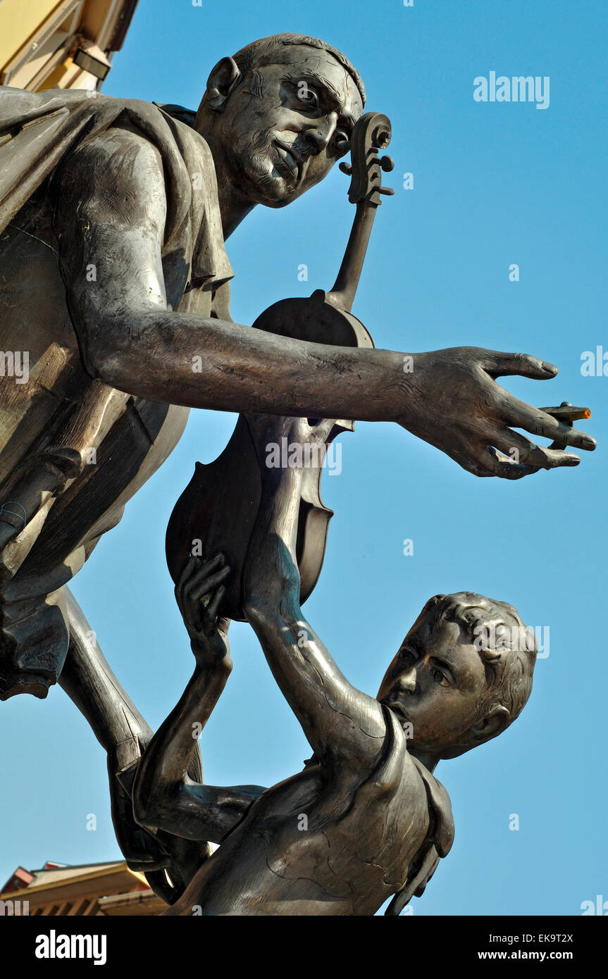 L'Italia, Lombardia, Cremona, Piazza Stradivari piazza Antonio Stradivari Liutaio monumento di Floriano Bodini Foto Stock