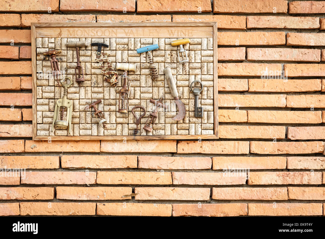 HUAHIN, Tailandia - 27 dicembre 2014 - Una raccolta di decine di cavatappi vintage appendere al muro di mattoni in negozio nel negozio del vino in D Foto Stock