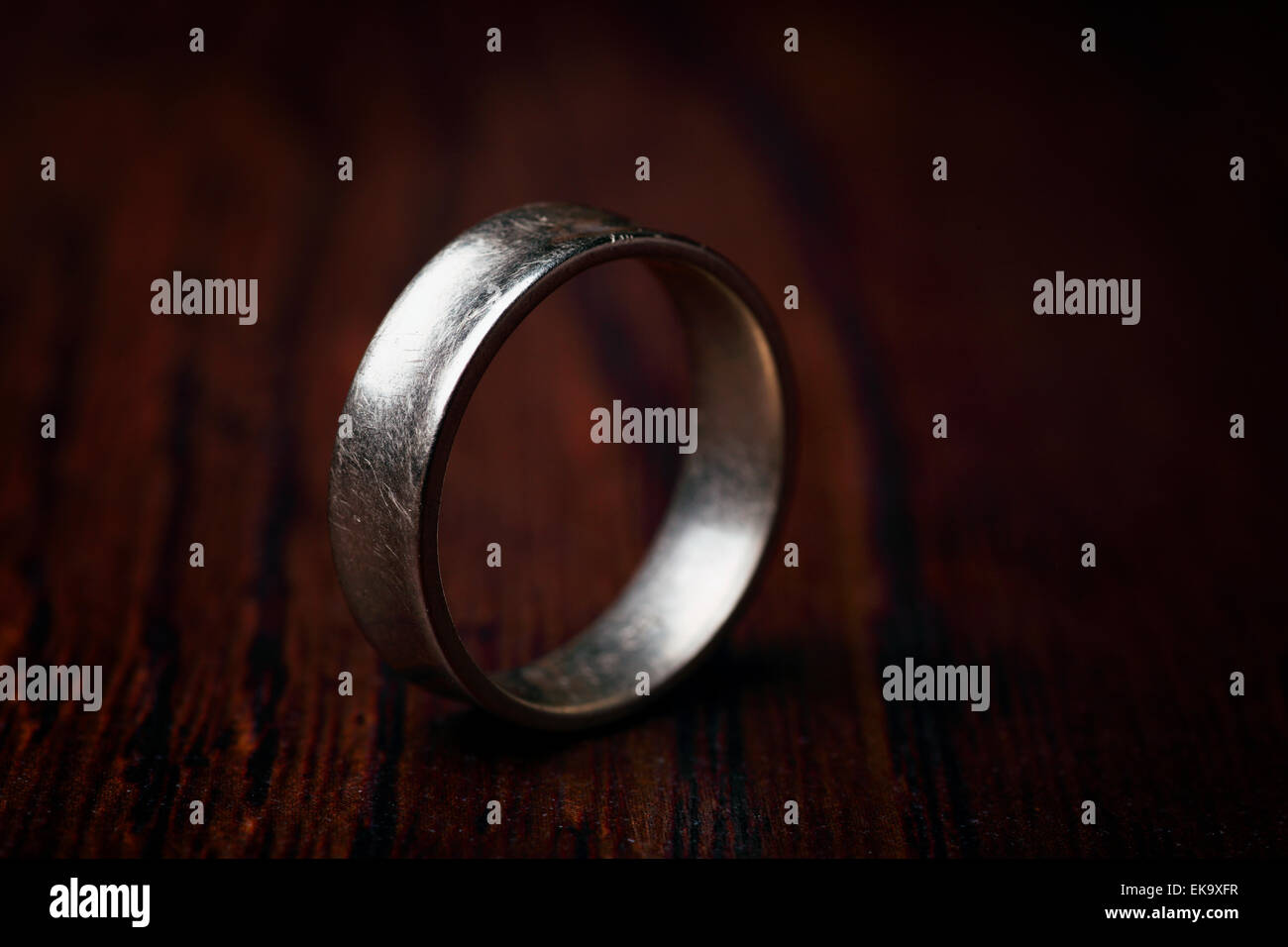 Un oro bianco anello di nozze che mostra i segni e graffi di una vita di  utilizzo Foto stock - Alamy