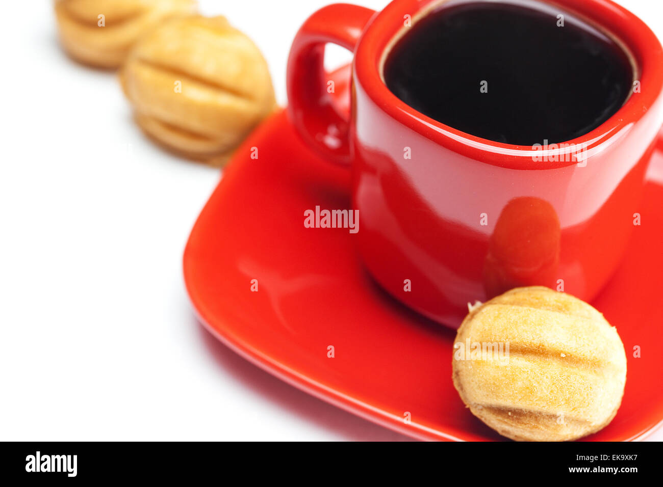 Tazza di caffè e una fetta di torta dado isolato su bianco Foto Stock