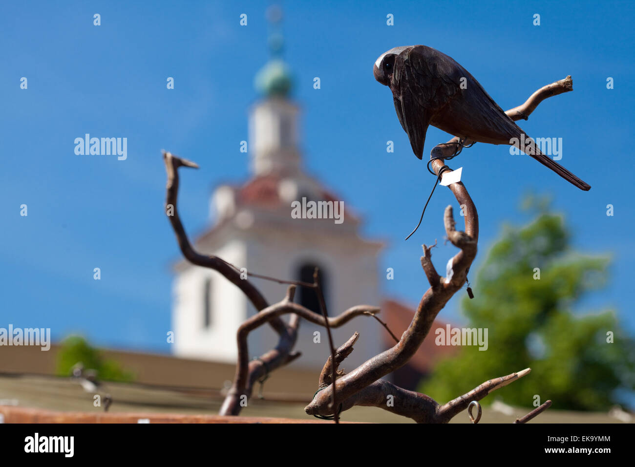 Uccelli in ceramica su un ramo in fiera Foto Stock