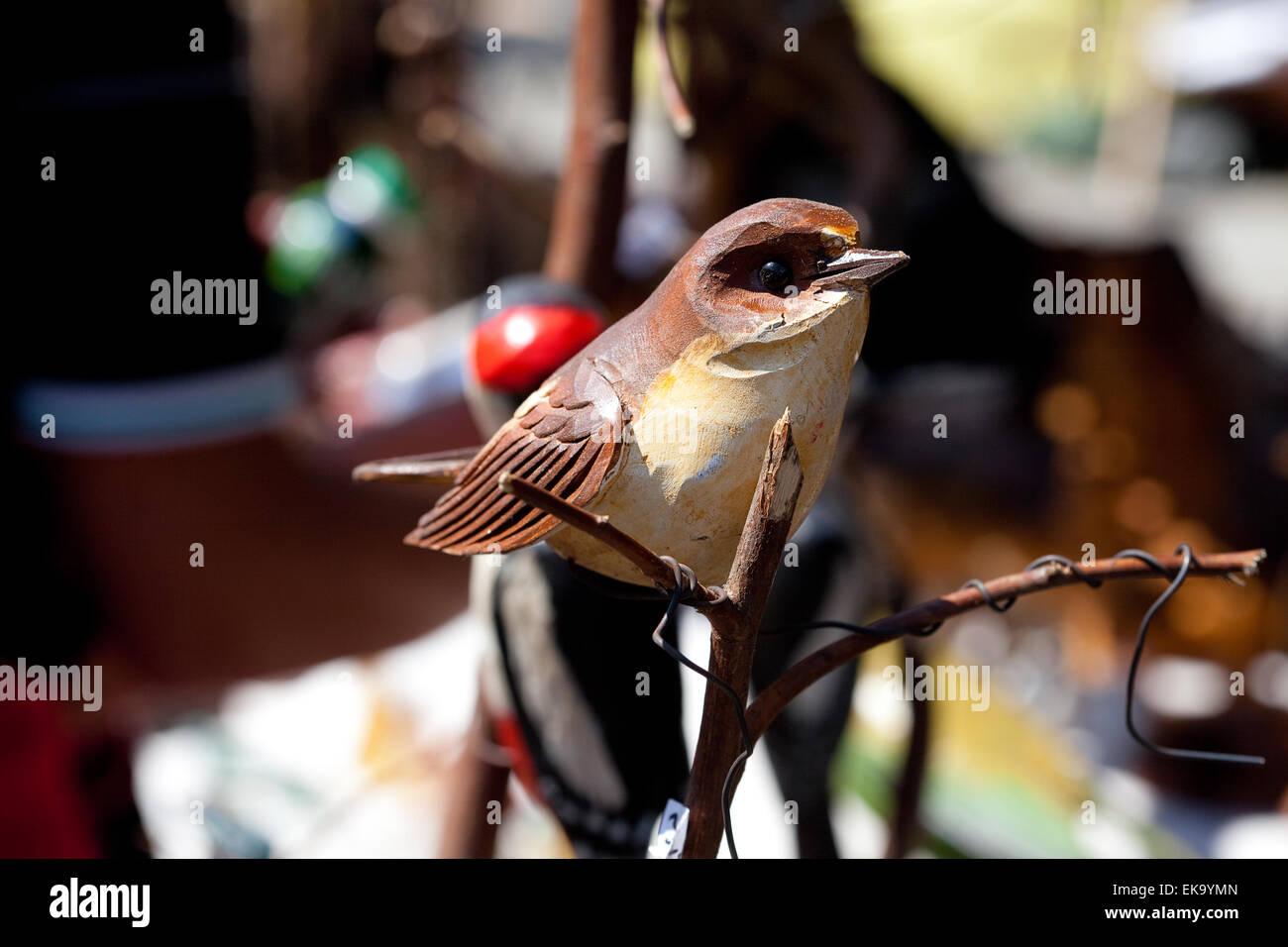 Uccelli in ceramica su un ramo in fiera Foto Stock