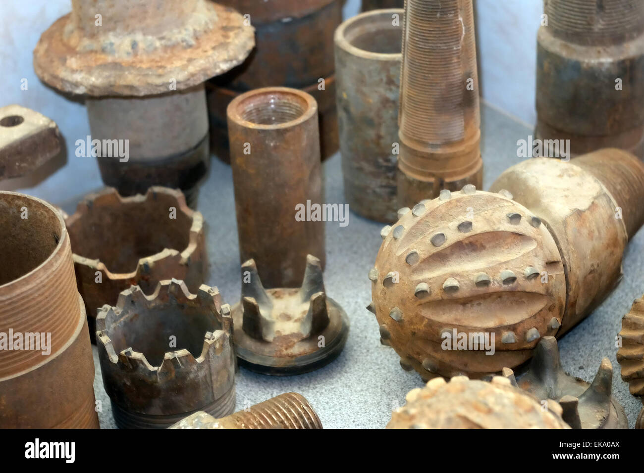 Metallo arrugginito parti di olio attrezzatura di perforazione. Rustyworn teste di foratura e tubi Foto Stock